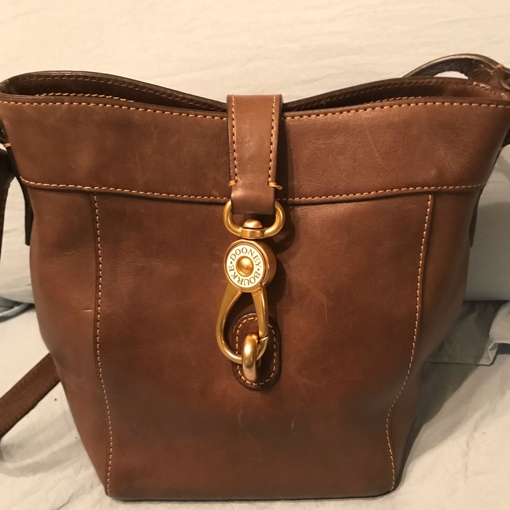 Dooney and Bourke Florentine sadie feed bag. Super clean.